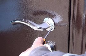 Замена дверной ручки металлической двери в Пятигорске