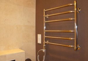 Установка электрического полотенцесушителя в ванной в Пятигорске